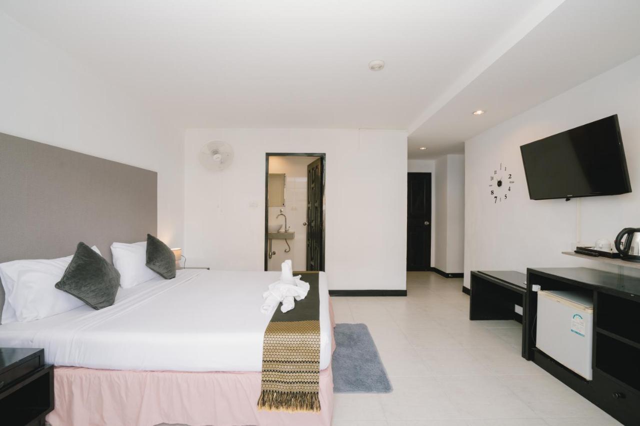 Готель Noble House Patong Екстер'єр фото