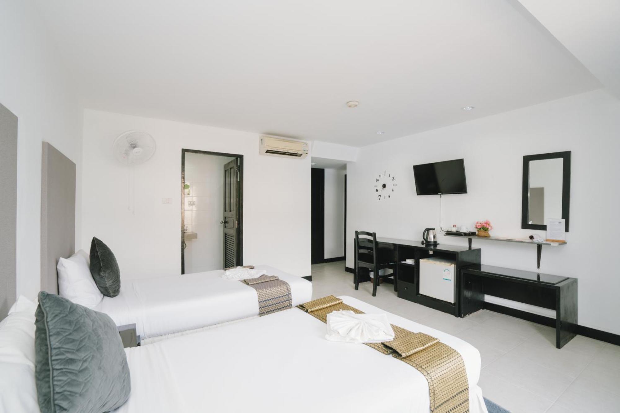 Готель Noble House Patong Екстер'єр фото