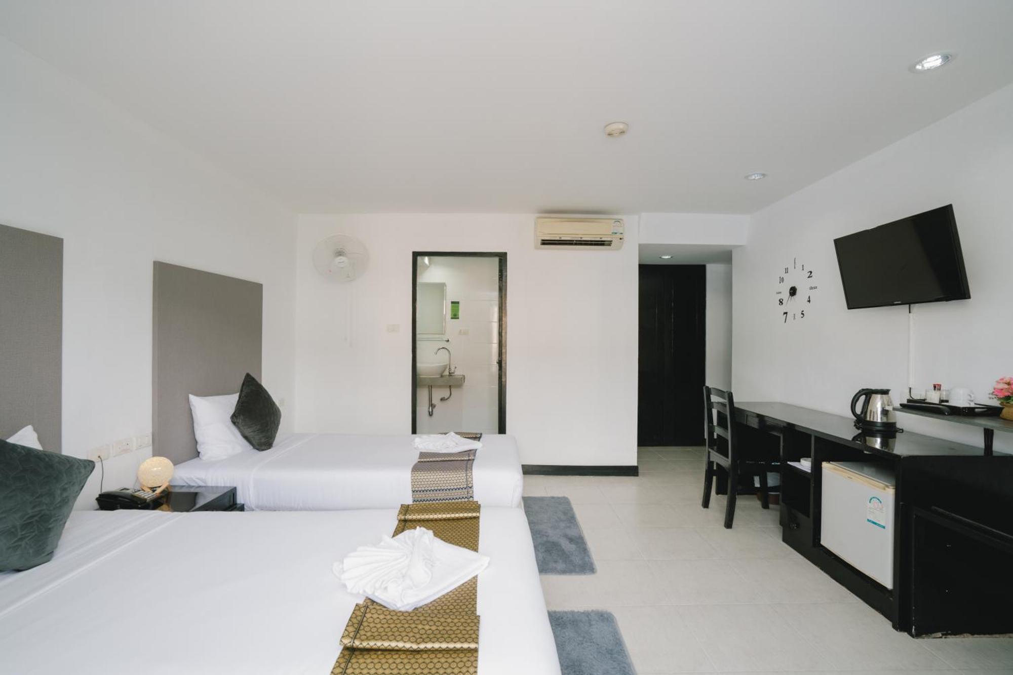 Готель Noble House Patong Екстер'єр фото