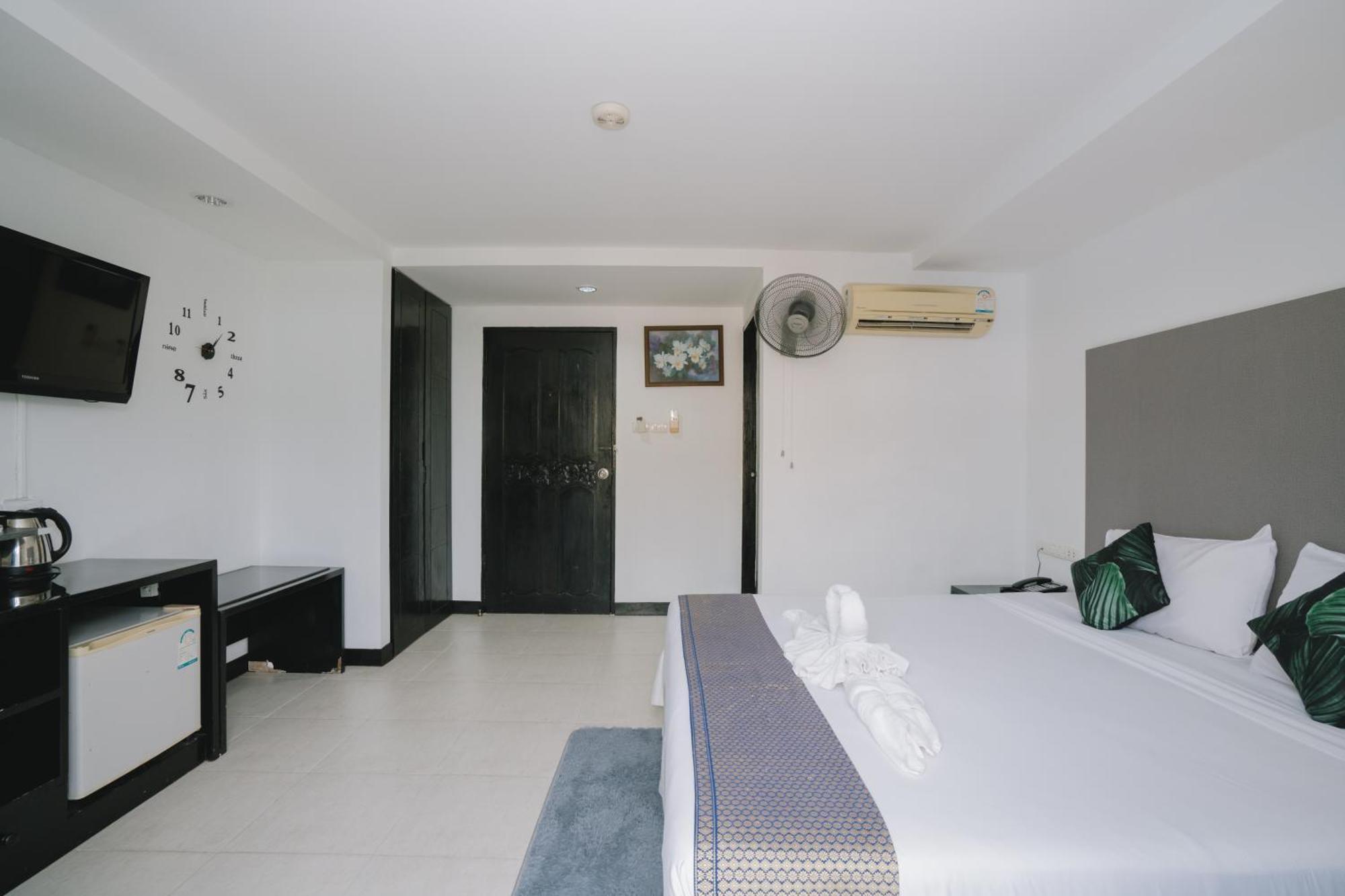 Готель Noble House Patong Екстер'єр фото