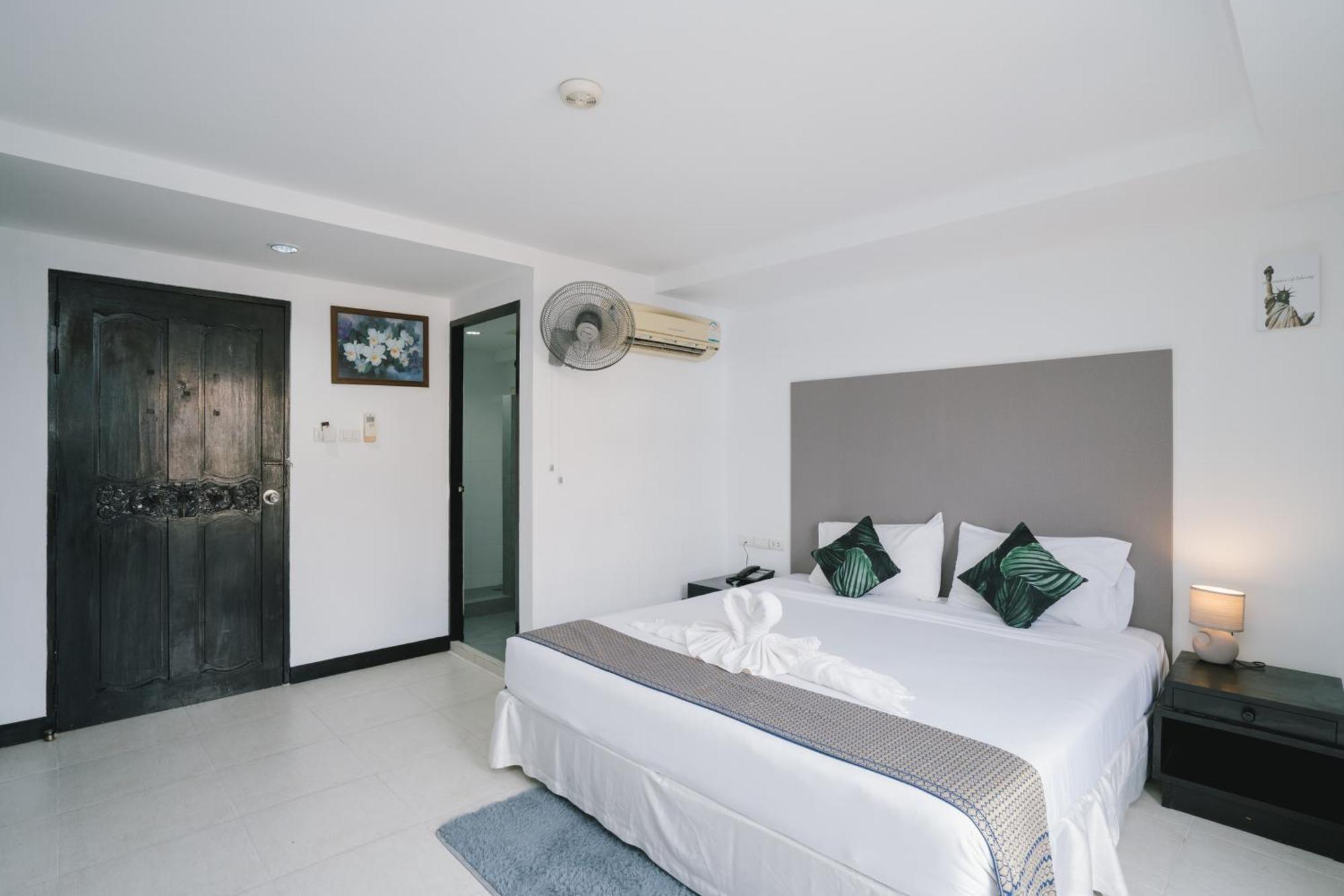 Готель Noble House Patong Екстер'єр фото